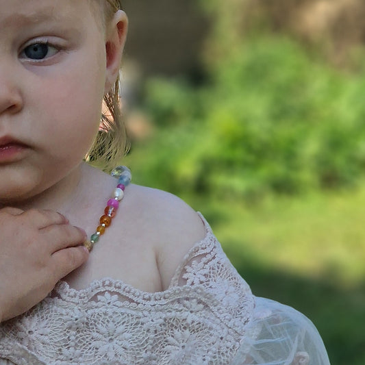 A delicate 45 cm girls’ gemstone necklace named Leonor, showcasing freshwater pearls, agate, rose quartz, clear quartz, moonstone, and tourmaline with a sterling silver clasp